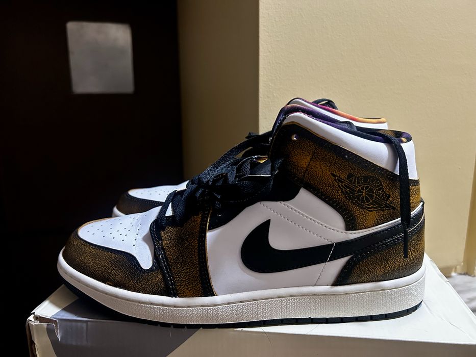 Air Jordan 1 Mid SE Orange Wear-Away