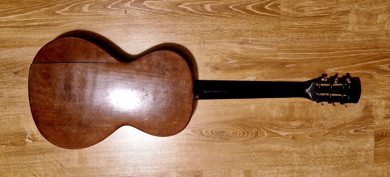 Gitara akustyczna z roku 1920.