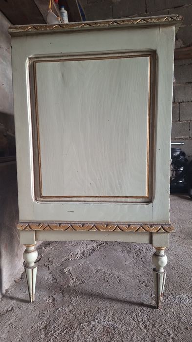 Cómoda Anos 80. Precisa restauro.  1 perna quebrada.