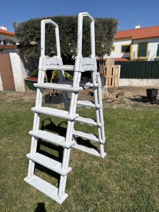 Escada de piscina resina branca