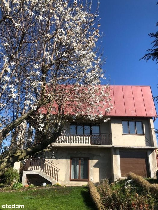 Przestronny dom z garażem i widokiem na góry