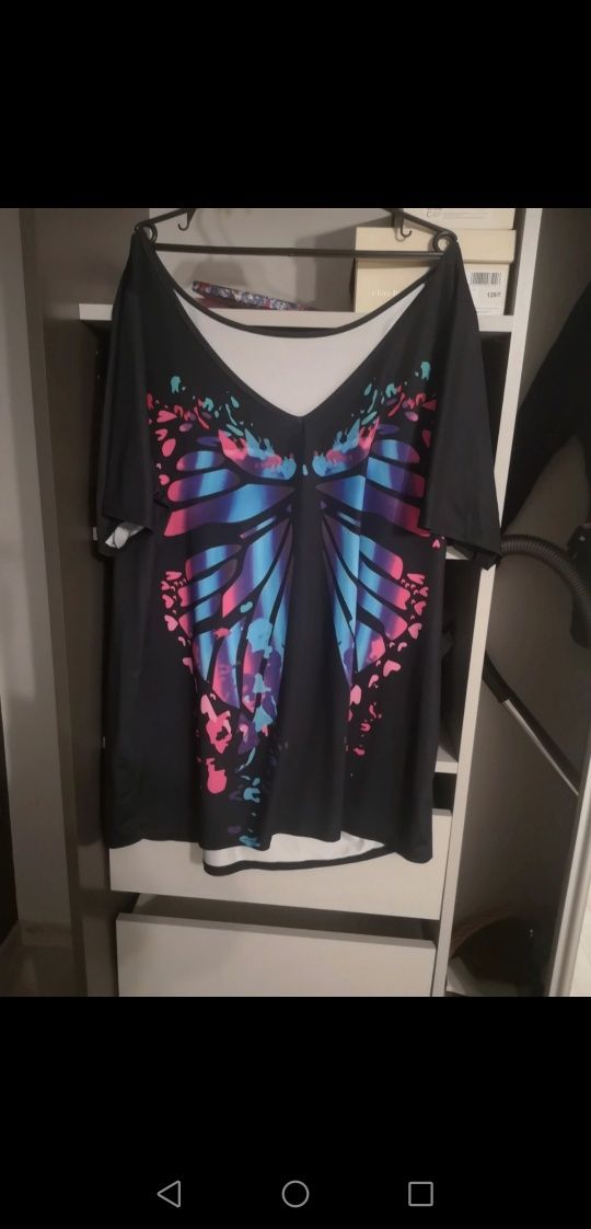 Sukienka z motylem na plecach