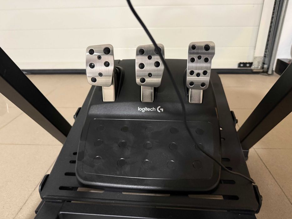 Next Level Racing Wheel Stand 2.0 com banco e Logitech G29