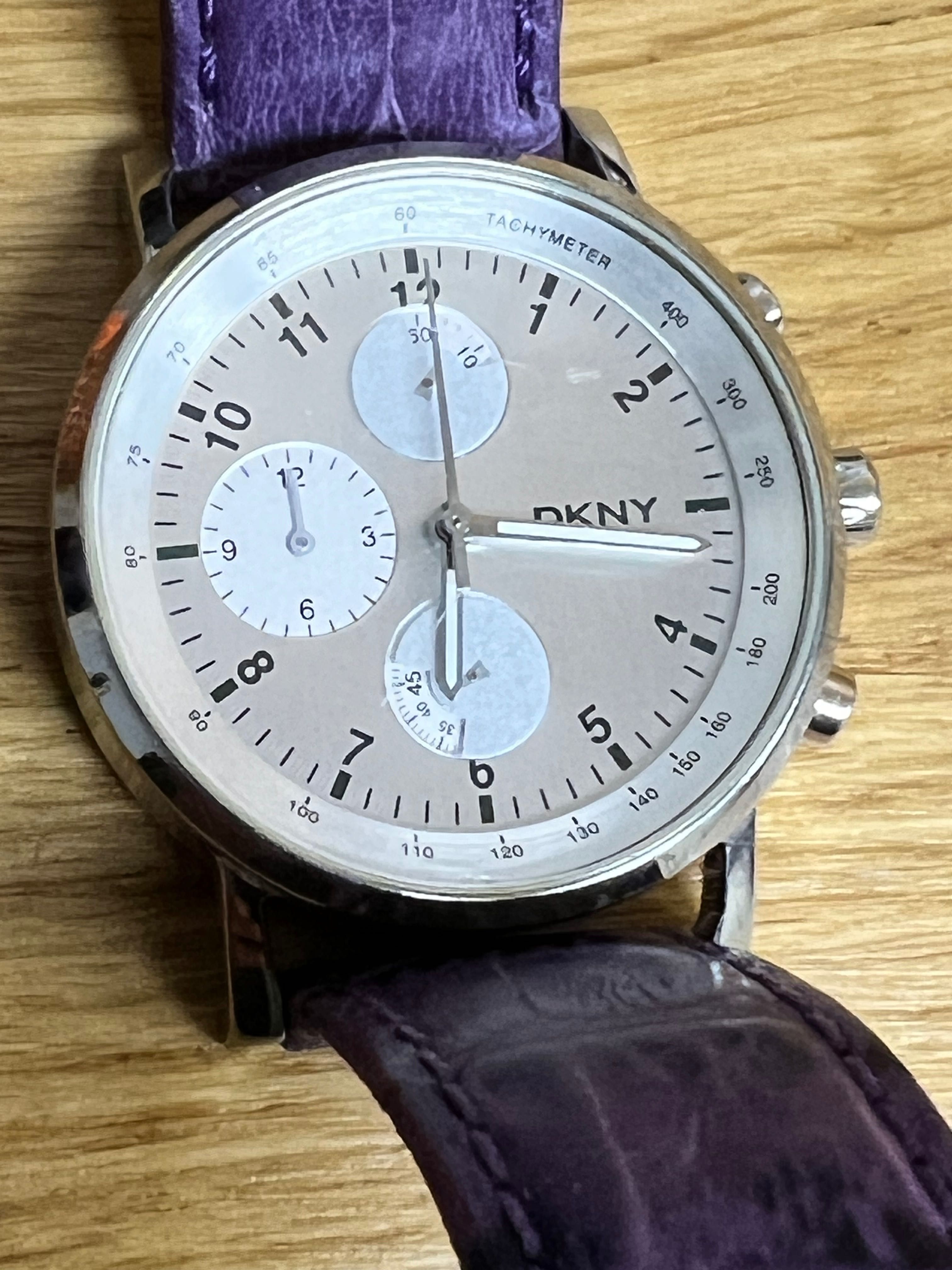 Relógio marca DKNY