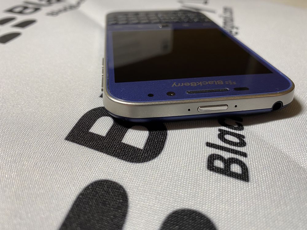 Колекційний телефон Blackberry Classic Neverlock NAVY blue