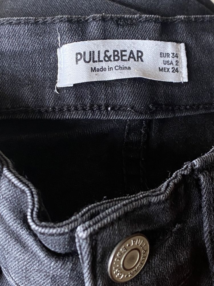 Calças skinny pretas com rasgão Pull & Bear