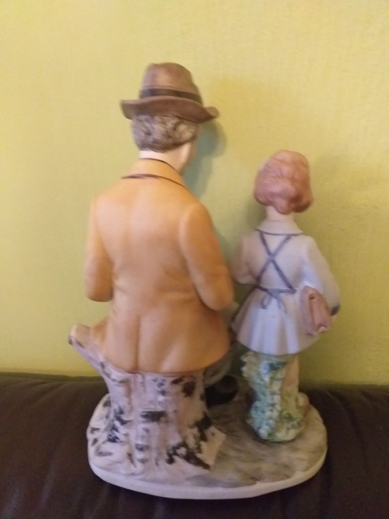 Dziadek z wnuczką matowa figurka  z porcelany