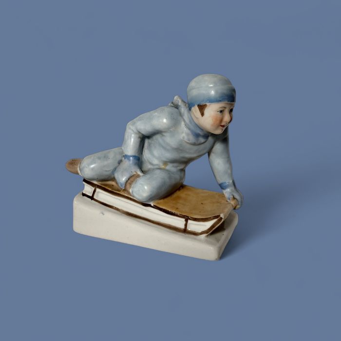 Фарфоровая статуэтка «Мальчик на санках»

Городницкий фарфоровый завод