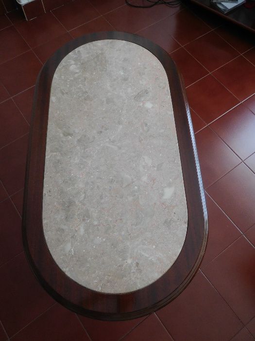 Mesa de centro oval em mogno com pedra mármore