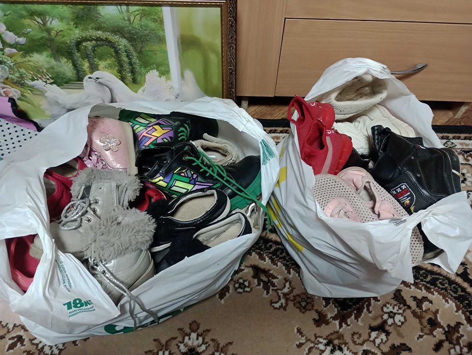 Дитяче та жіноче взуття, пересилаю