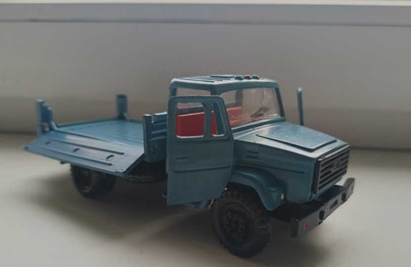 ЗИЛ-4331 с прицепом в коробках