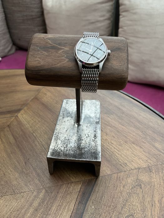 Stojak na zegarki orzech i stal