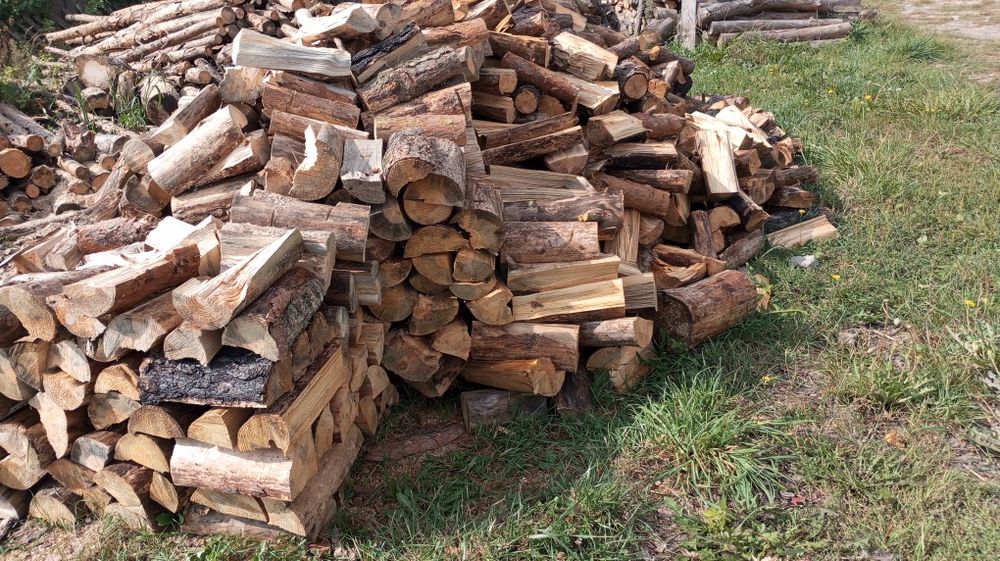 Drewno opałowe,drzewno suche pocięte i porąbane liściaste. Stemple