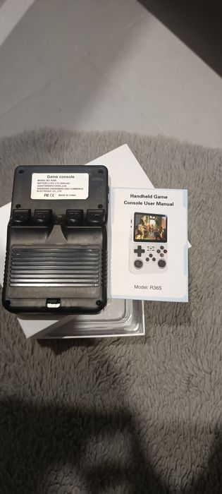 consola de jogos portátil retro chamada EWDGOES R36S.