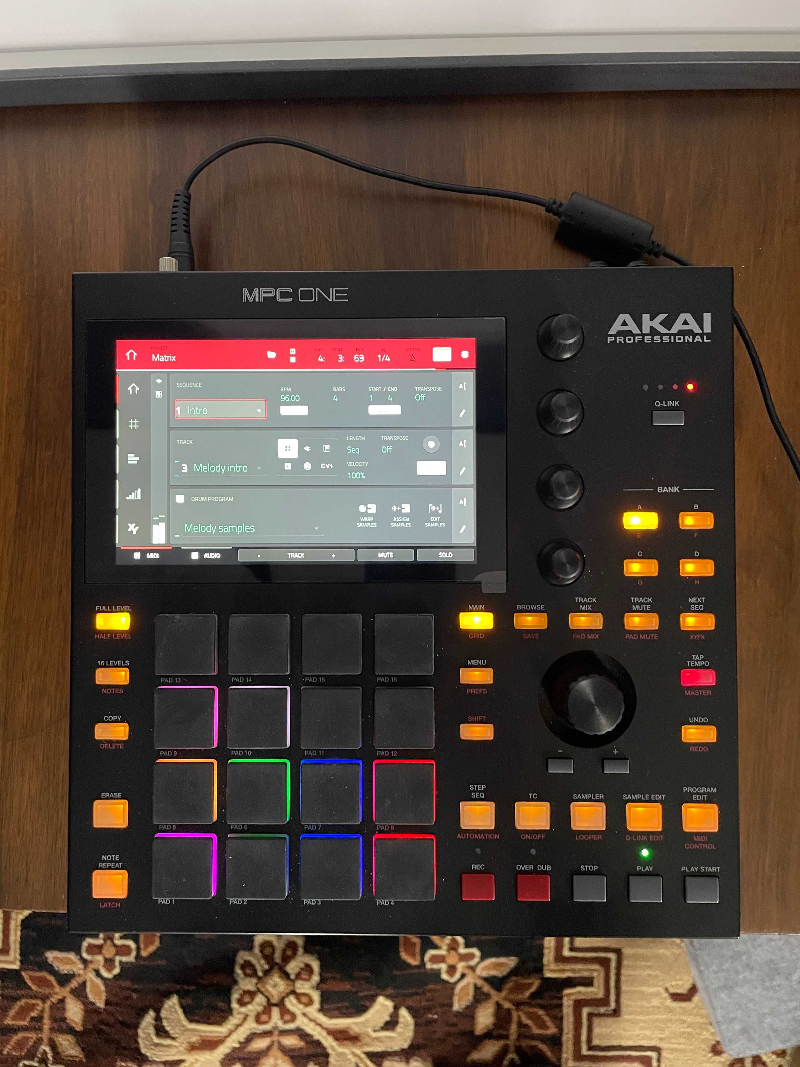Akai MPC One z pokrowcem. Jeśli szukasz w stanie idealnym to zapraszam