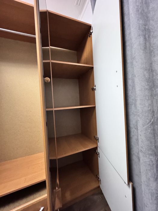 Шафа з дзеркалом