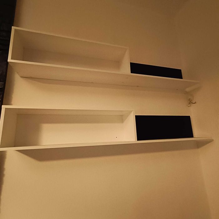 Białe półki do pokoju