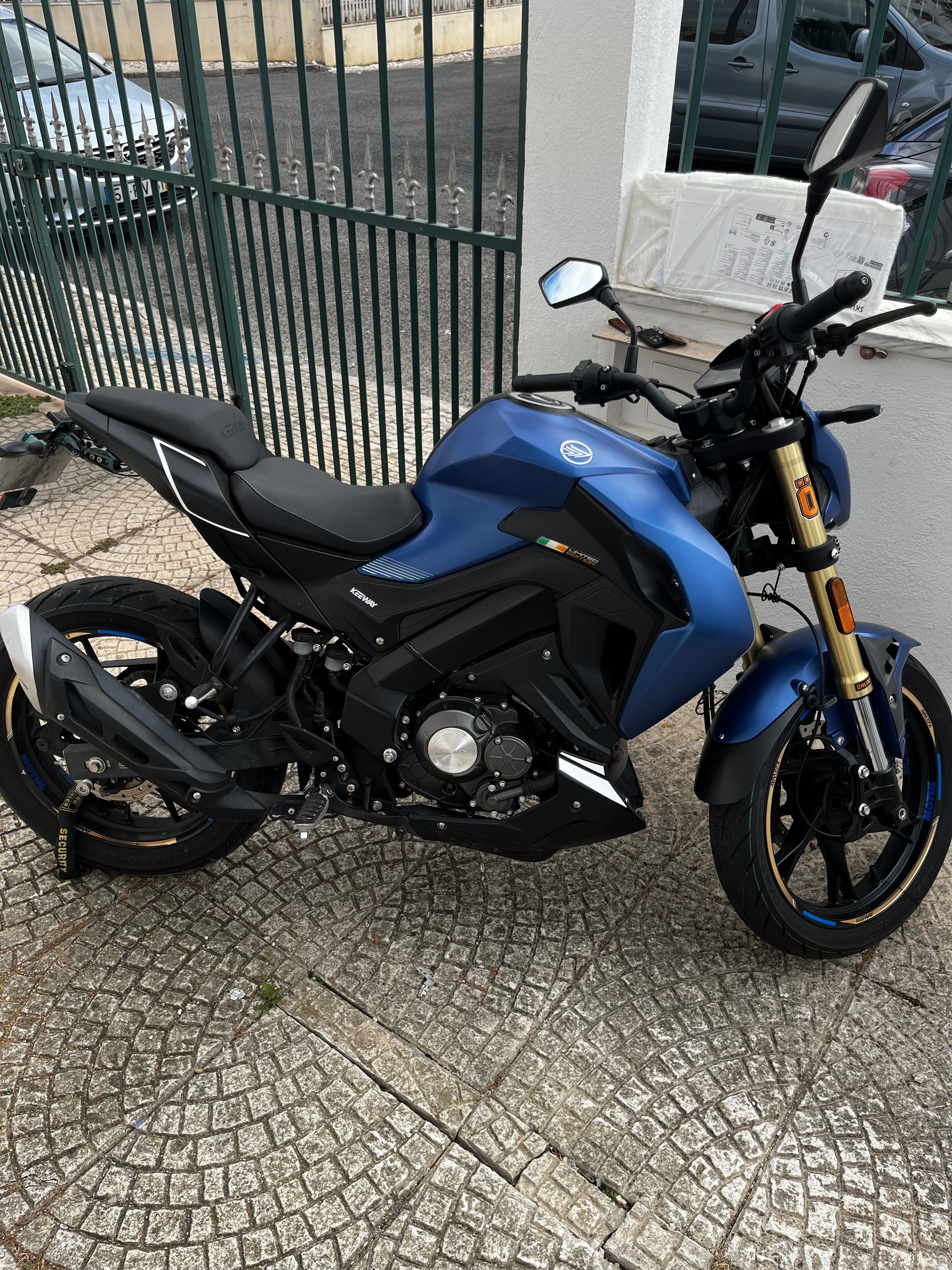 Moto  semi nova impecável