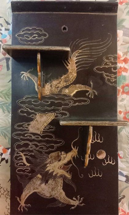 Bonito e Antigo Par de expositores Chineses, em madeira lacada,