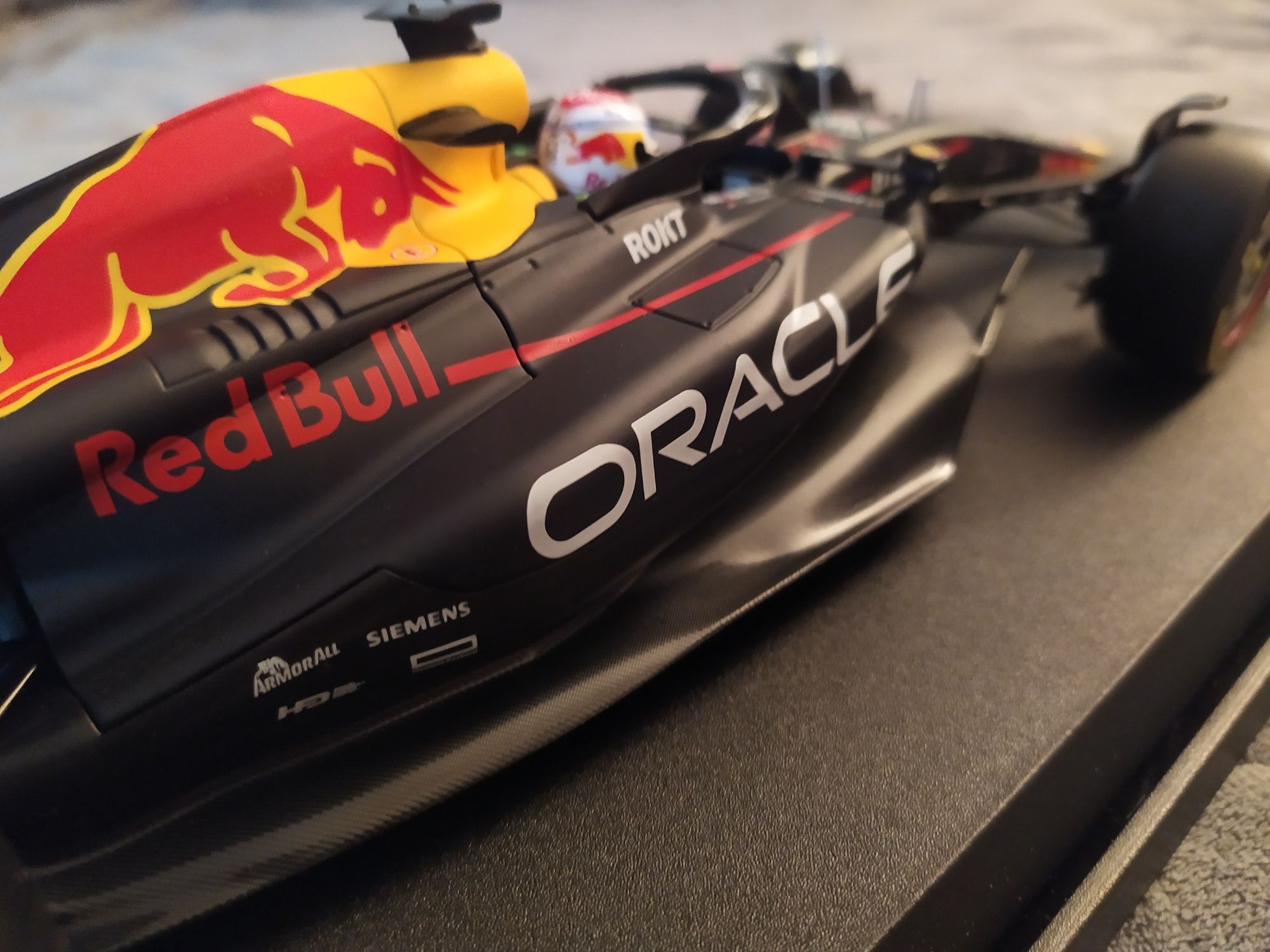Bolid F1 Max Verstappen Red Bull RB-19 2023 model w pudełku na prezent