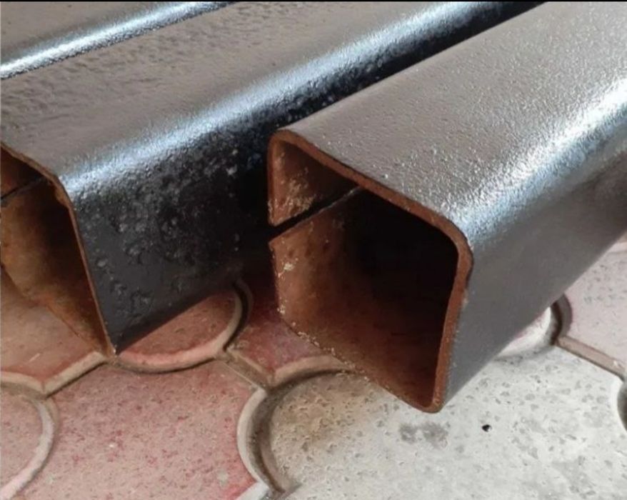 Металеві стовбчики, рельс, профтруба, каналізаційний люк .