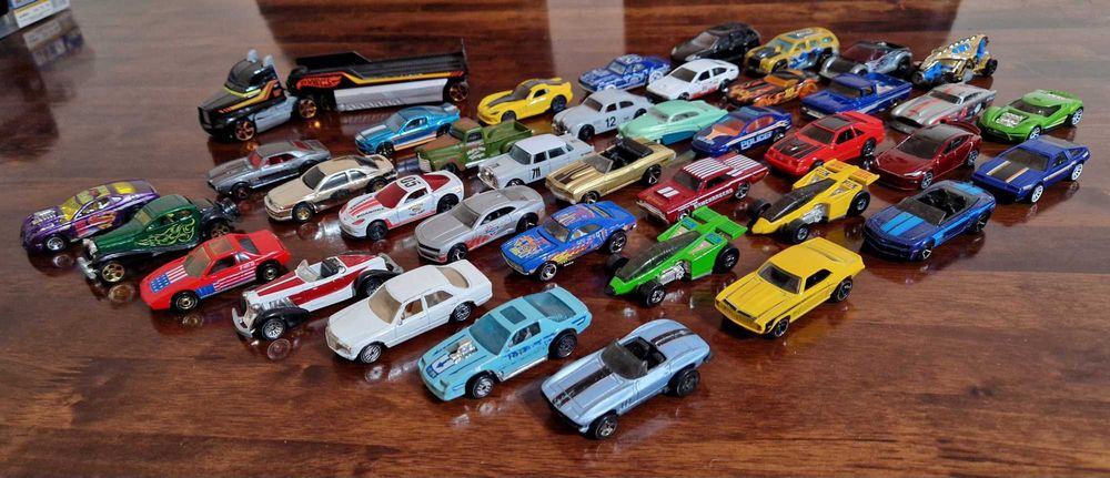 Modele Hot Wheels- zestaw, sporo starszych