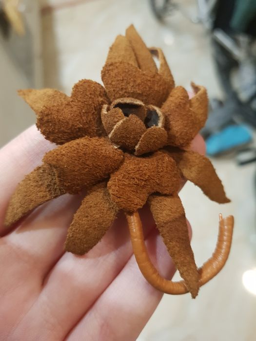 Broszka skórzana prl do apaszki