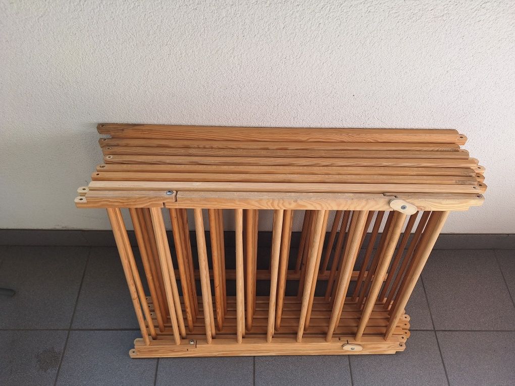 Duży drewniany kojec dla dziecka