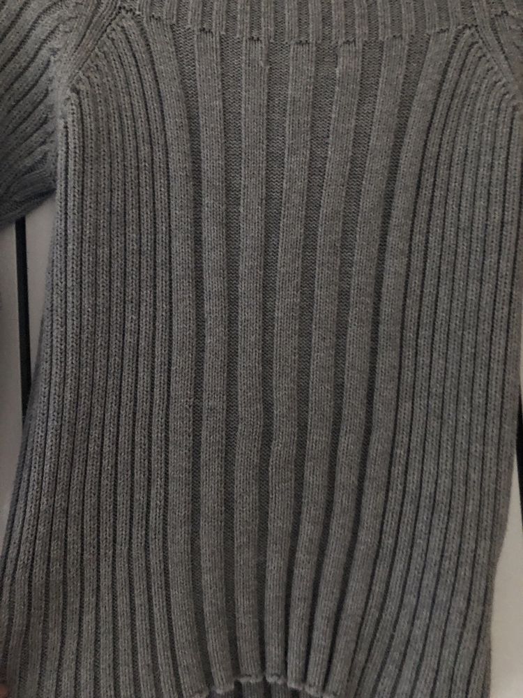 Szary sweter z odkrytymi ramionami Mango r. L