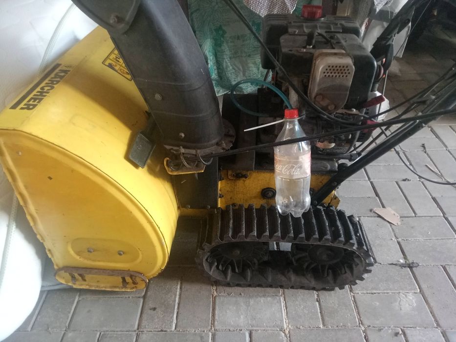 Снегоуборочная машина на гусеничном ходу karcher