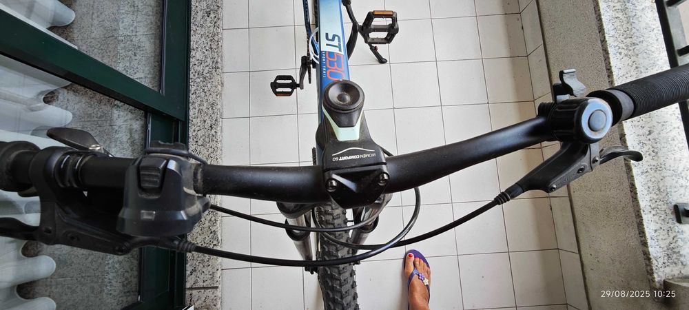Vendo bicicleta, quase sem uso! Inclui capacete e óculos.