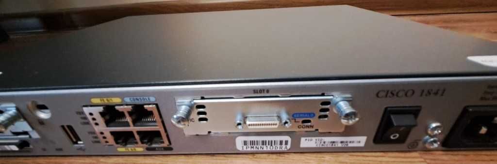 Router CISCO 1841, 1U