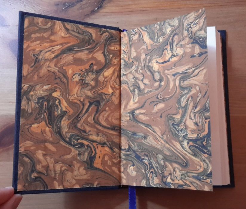 À antiga: Livro de Apontamentos encadernação com Papel Marmoreado