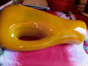 Żółty wazon PRL. Kolorowe szkło