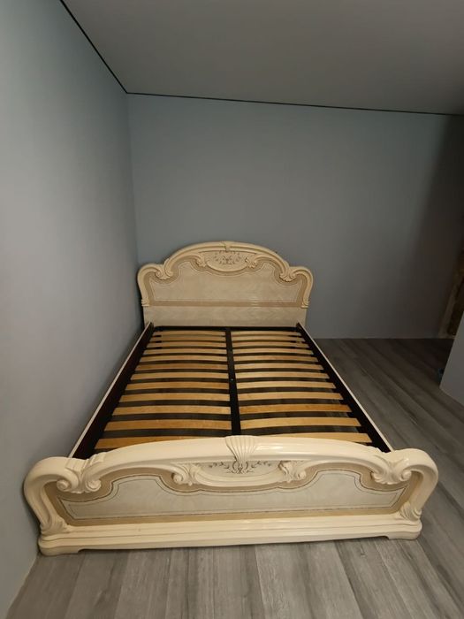 Продається комплект у спальню