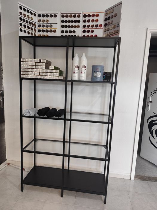 Móvel com prateleiras de vidro