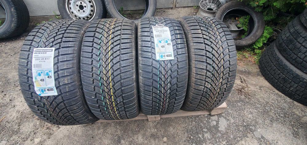 Нові зимові шини 235 45 R17 Bridgestone Blizak LM005 Італія 2019 рік