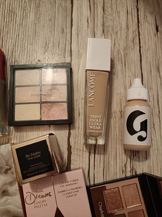 Podkład, cienie, zestaw kosmetyków