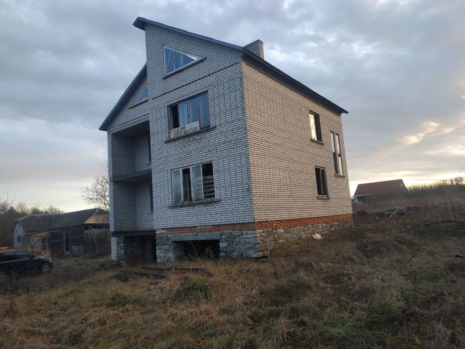 Продаж будинку...