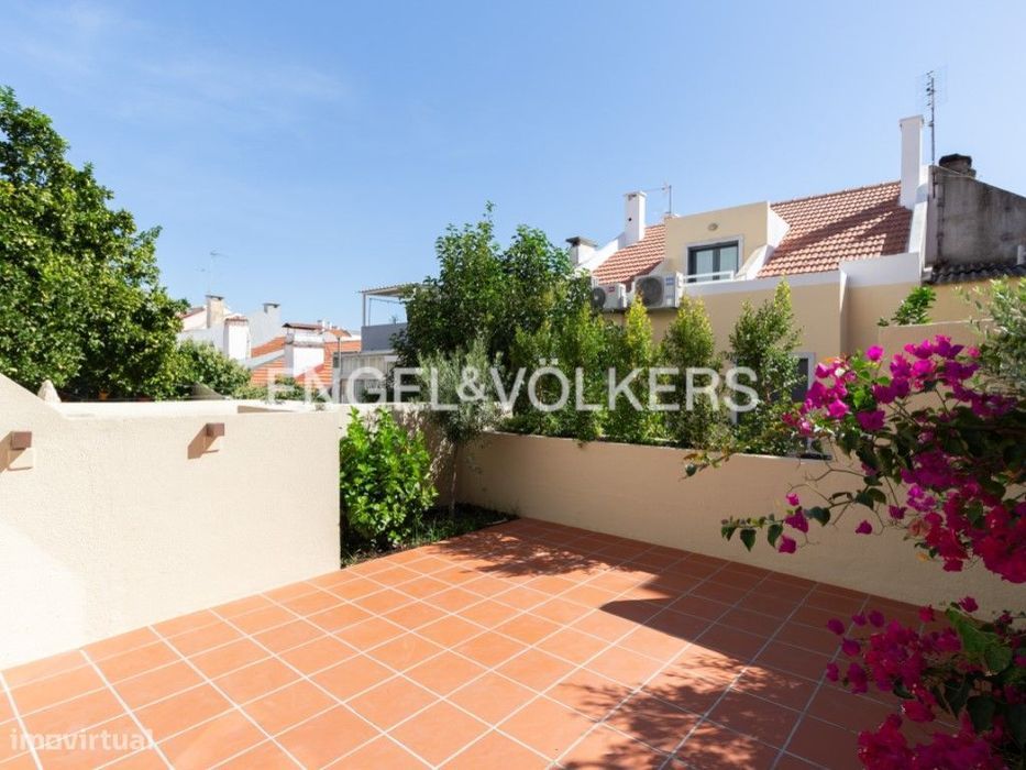 Apartamento T2 Totalmente Remodelado com Jardim Privativo em São Vi...