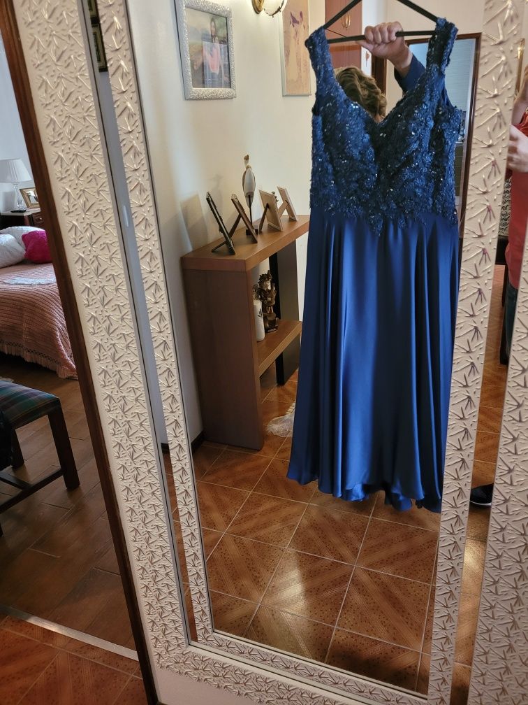 Vestido de cerimónia azul com pérolas