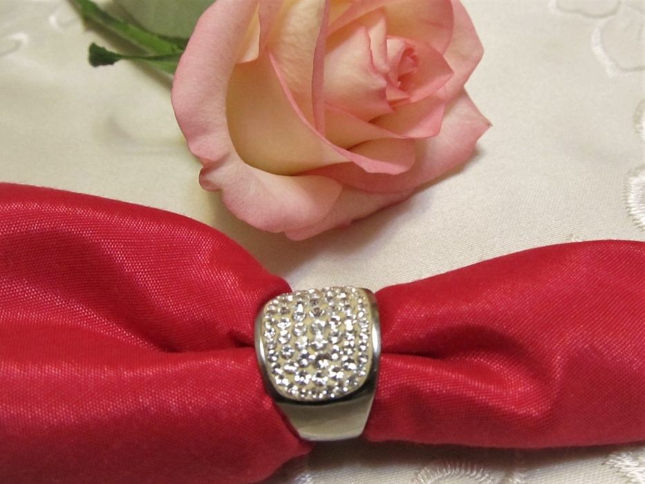 Элегантный перстень кольцо с камнями.Бижутерия.