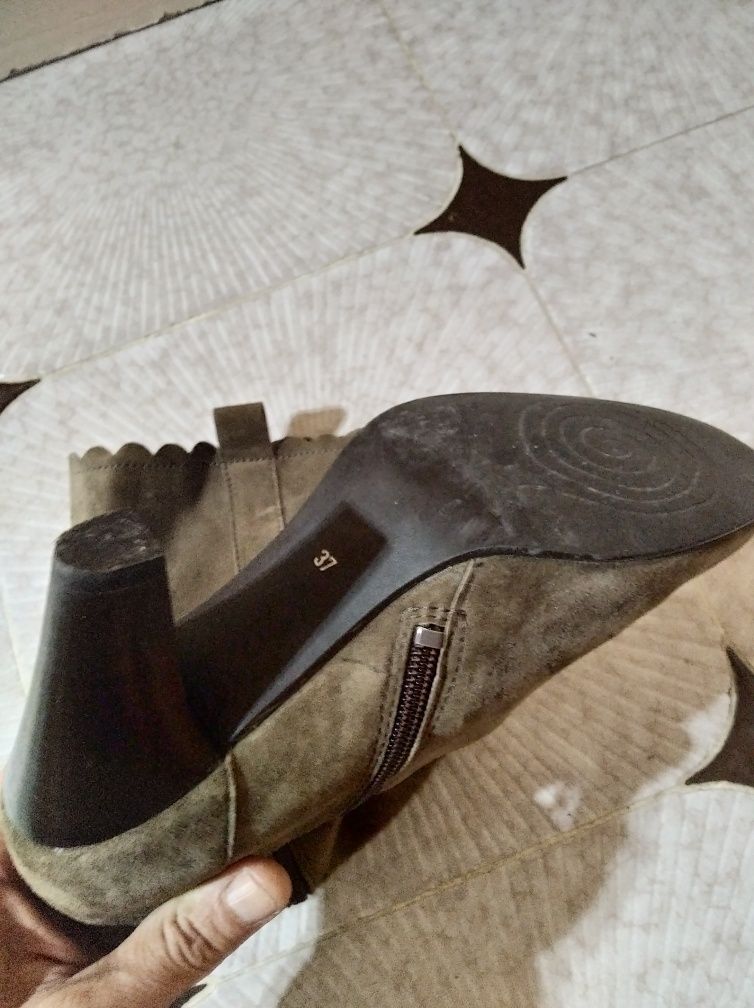 Botas novas em pele 37