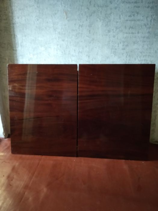 Стіл розкладний лакований.