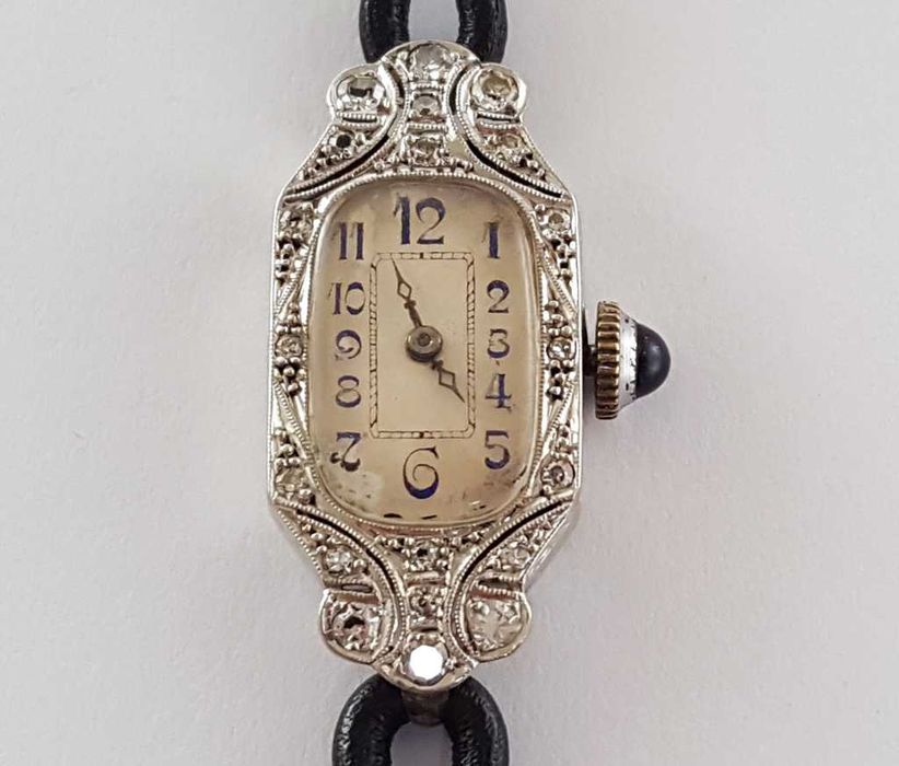 Zegarek z platyny i złota zdobiony diamentami  - lata 20-te XX wieku