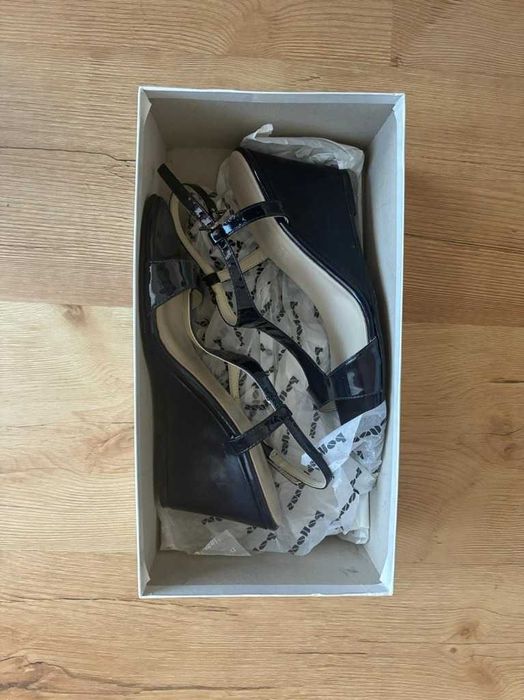 Sandały na koturnie