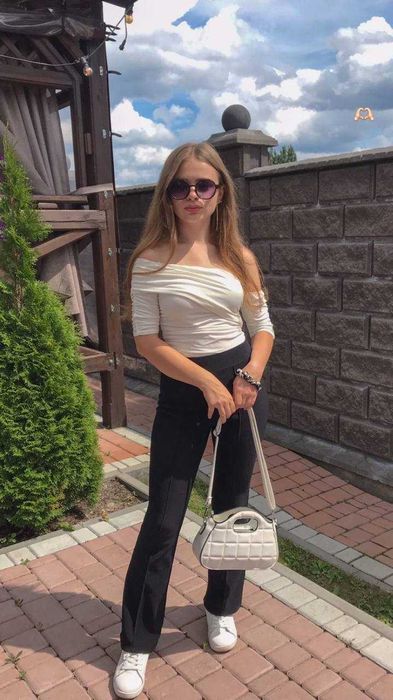 кльош штани на низьку дівчину