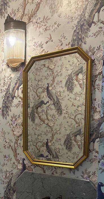 Lustro małe fazowane w złotej ramie