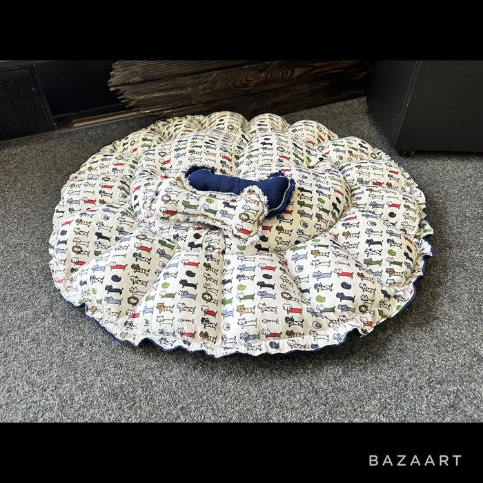 Зручна велика лежанка для котів або маленьких собак