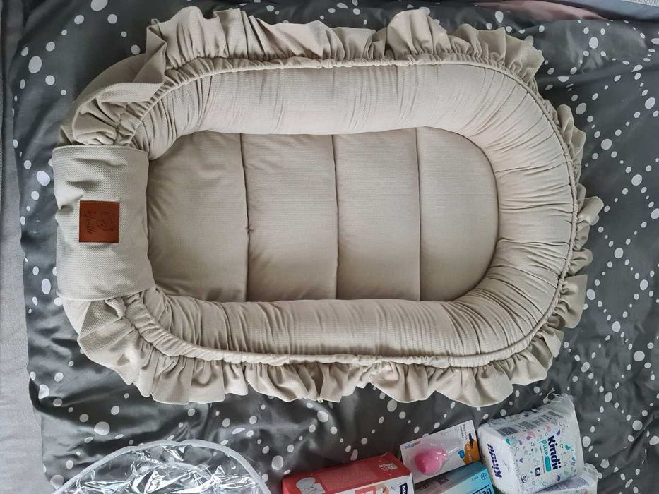 Kokon Niemowlęcy Velvet z Falbanką – Komfort i Elegancja *OKAZJA*
